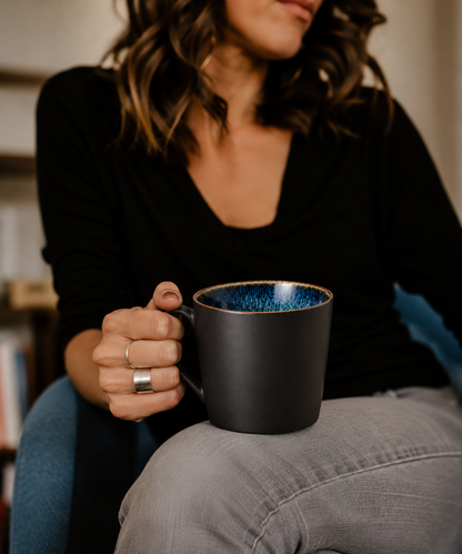 JORIN BLUE – Schwarze Teetasse mit blauer Innenglasur | 350 ml